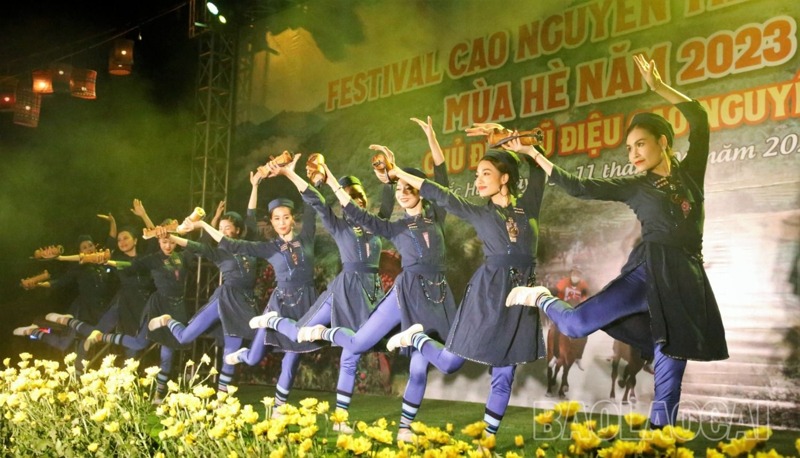 Điệu múa của người La Chí tại đêm khai mạc Festival. Ảnh: Báo Lào Cai