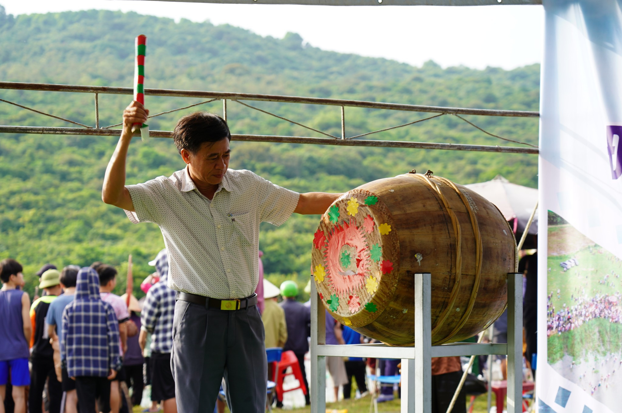 hang nghin nguoi chen chan tham gia le hoi danh ca vuc rao hinh 5