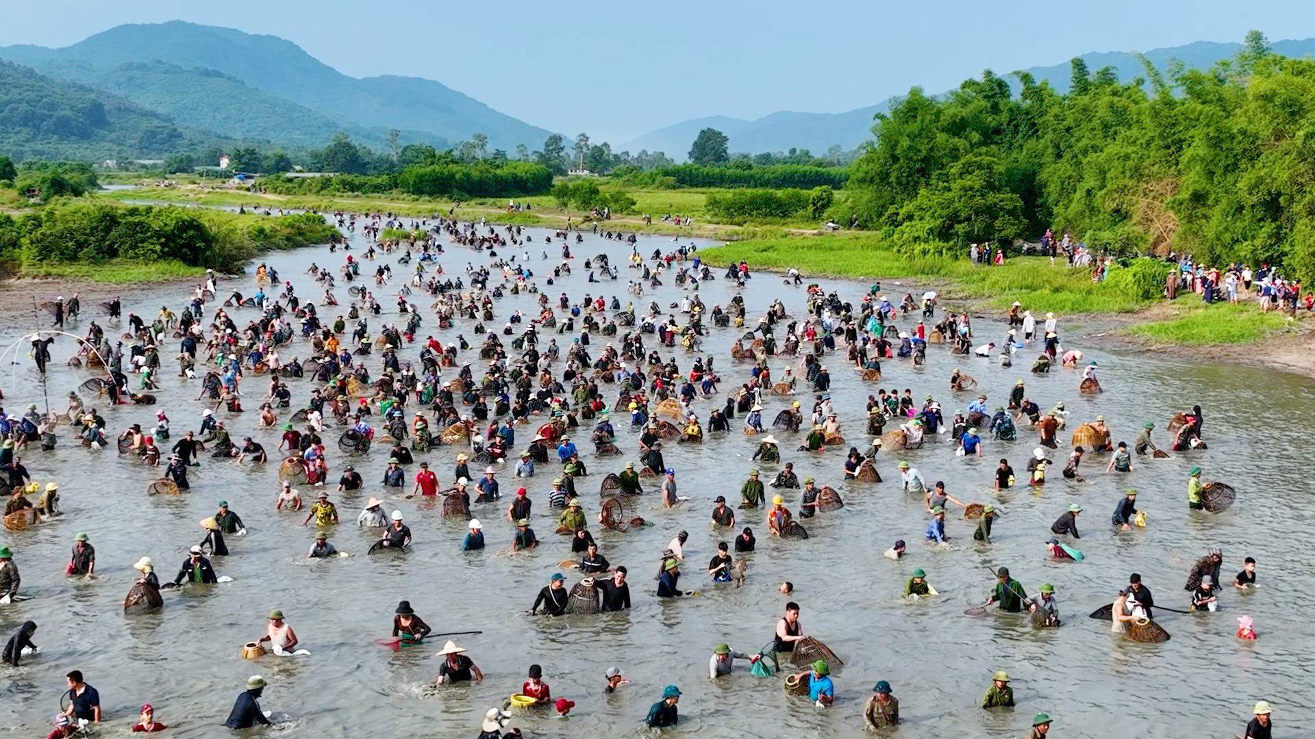 hang nghin nguoi chen chan tham gia le hoi danh ca vuc rao hinh 8