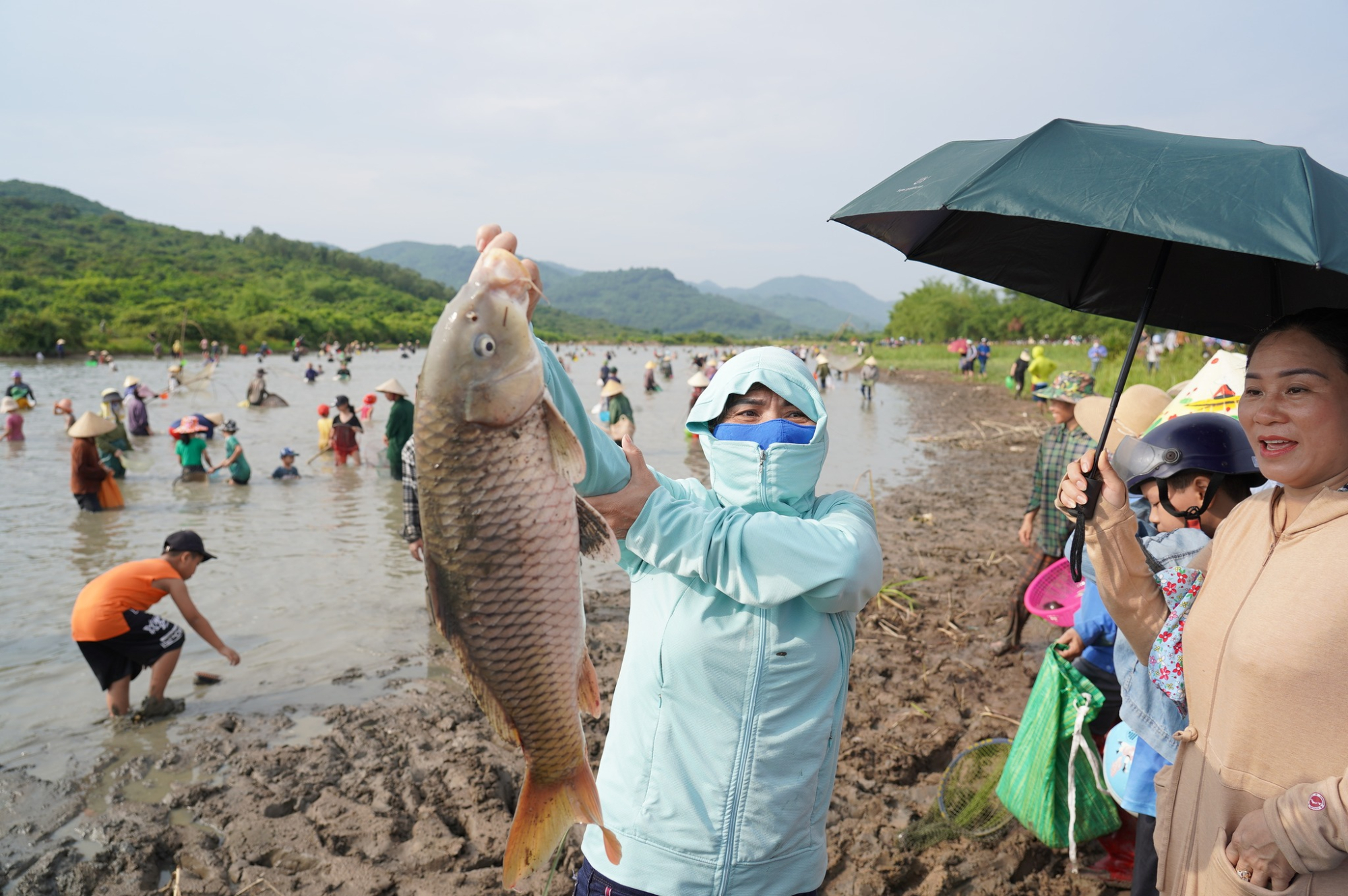 hang nghin nguoi chen chan tham gia le hoi danh ca vuc rao hinh 10