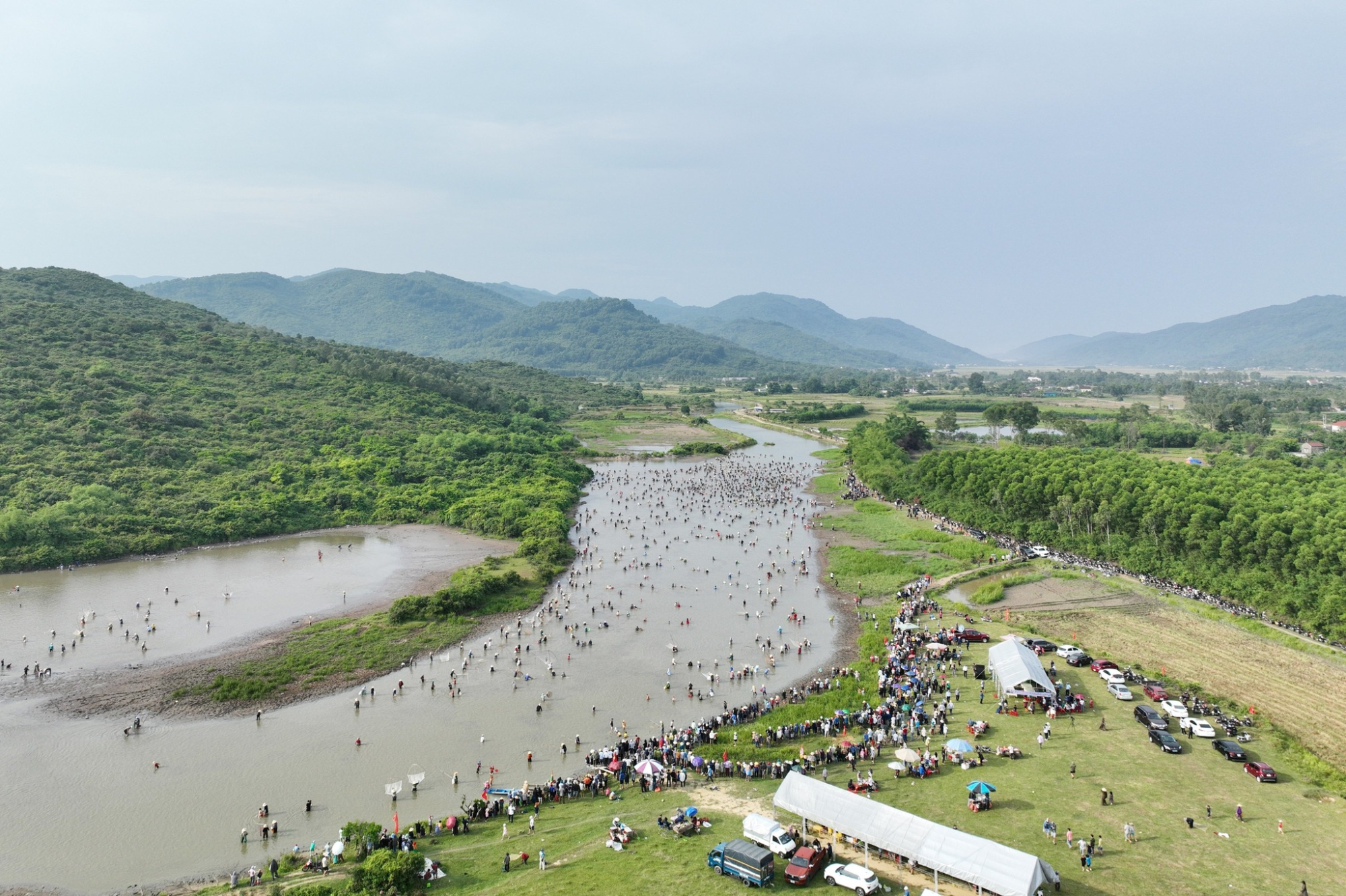 hang nghin nguoi chen chan tham gia le hoi danh ca vuc rao hinh 1