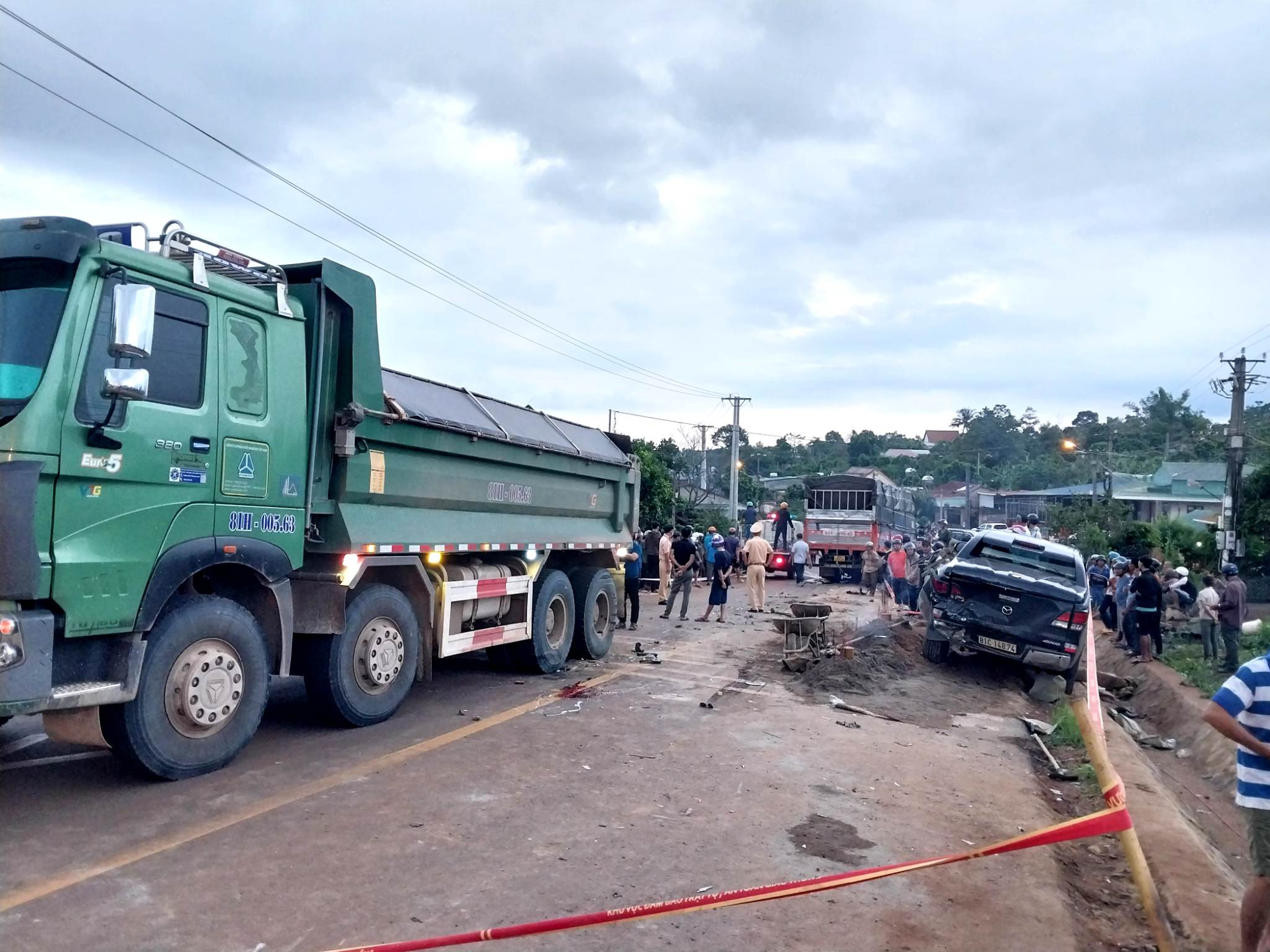 gia lai tai nan lien hoan 3 nguoi tren xe may tu vong thuong tam hinh 1