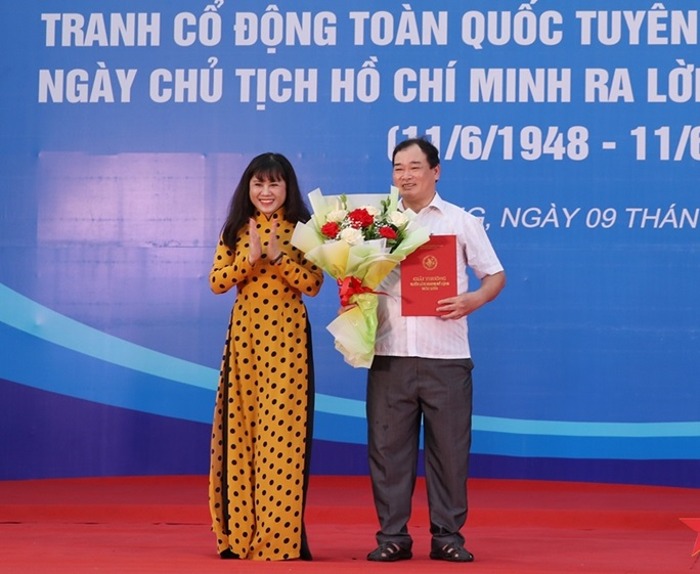 trao giai cuoc thi tranh co dong ve thi dua ai quoc hinh 1