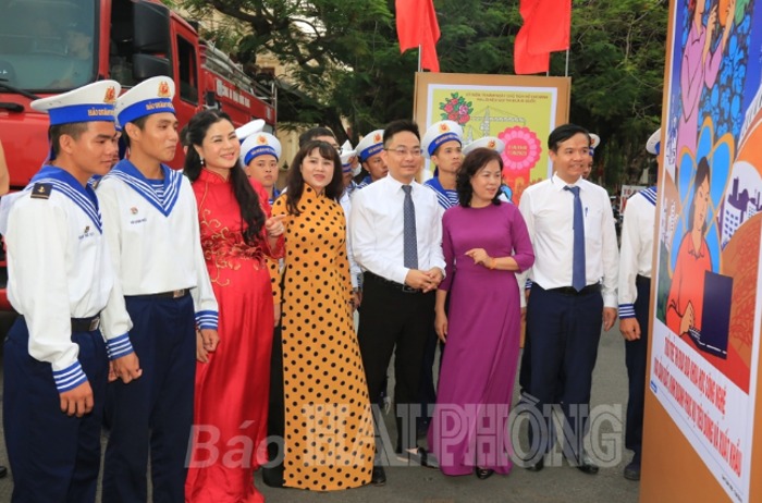 trao giai cuoc thi tranh co dong ve thi dua ai quoc hinh 3