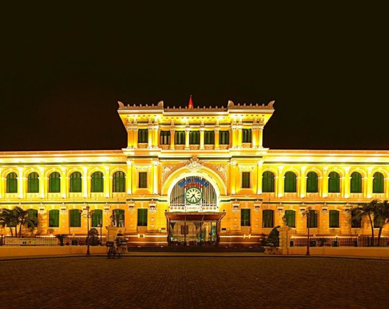 Bưu điện TP Hồ Chí Minh lọt top 11 bưu điện đẹp nhất thế giới. Bưu điện Trung tâm đang là một điểm thu hút khách du lịch.