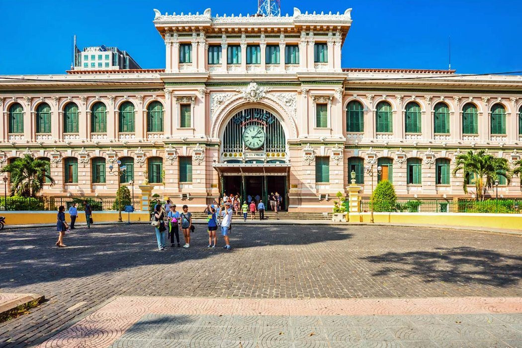 Bưu điện TP Hồ Chí Minh là một trong những tòa nhà có kiến trúc đẹp nhất giữa lòng thành phố sầm uất.