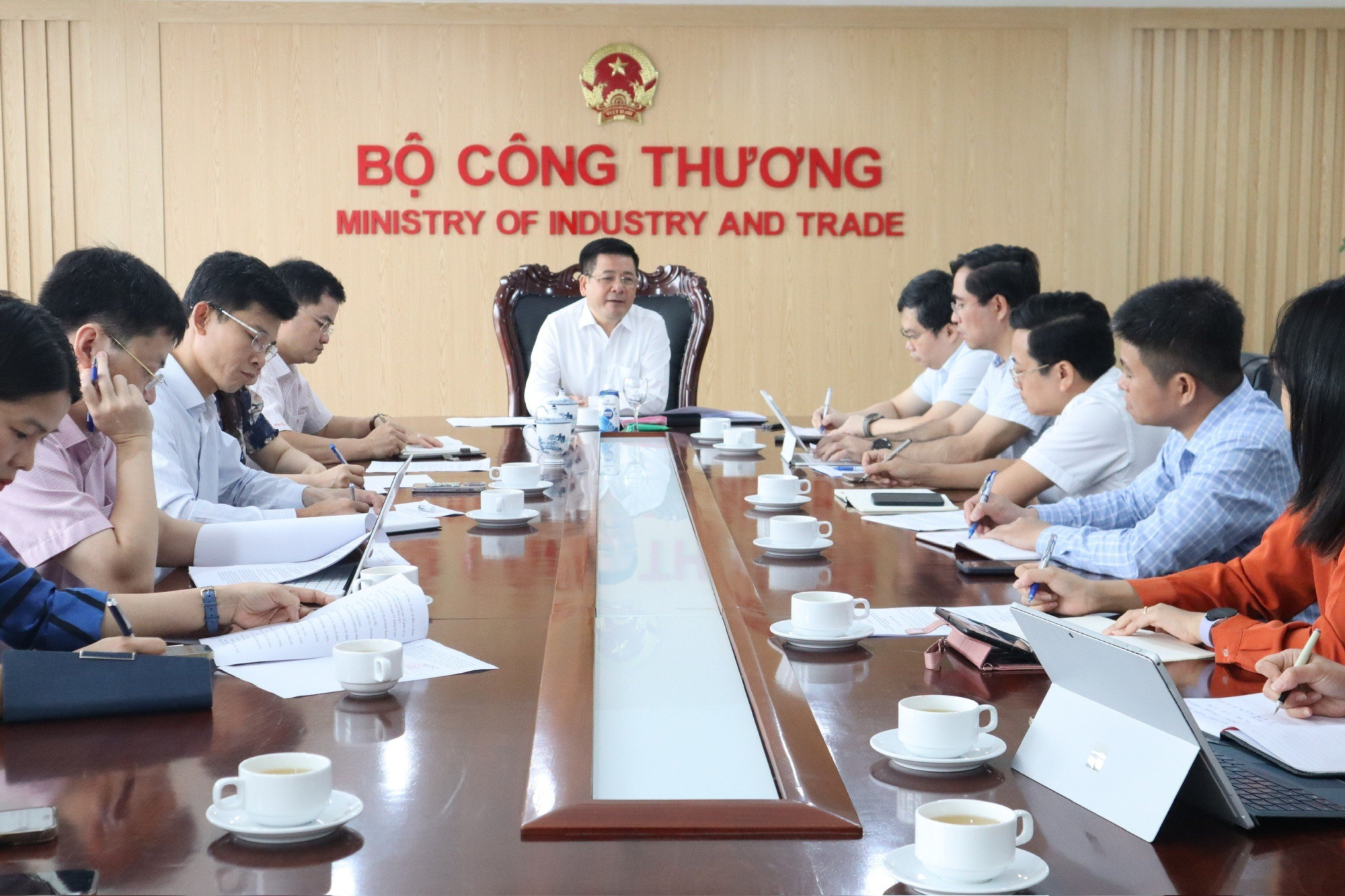 Ngày 9/6, Bộ trưởng Bộ Công Thương Nguyễn Hồng Diên đã có buổi làm việc với Đoàn thanh tra chuyên ngành về điện nhằm triển khai cụ thể những yêu cầu, nội dung và thời gian thanh tra. (Ảnh: CT)