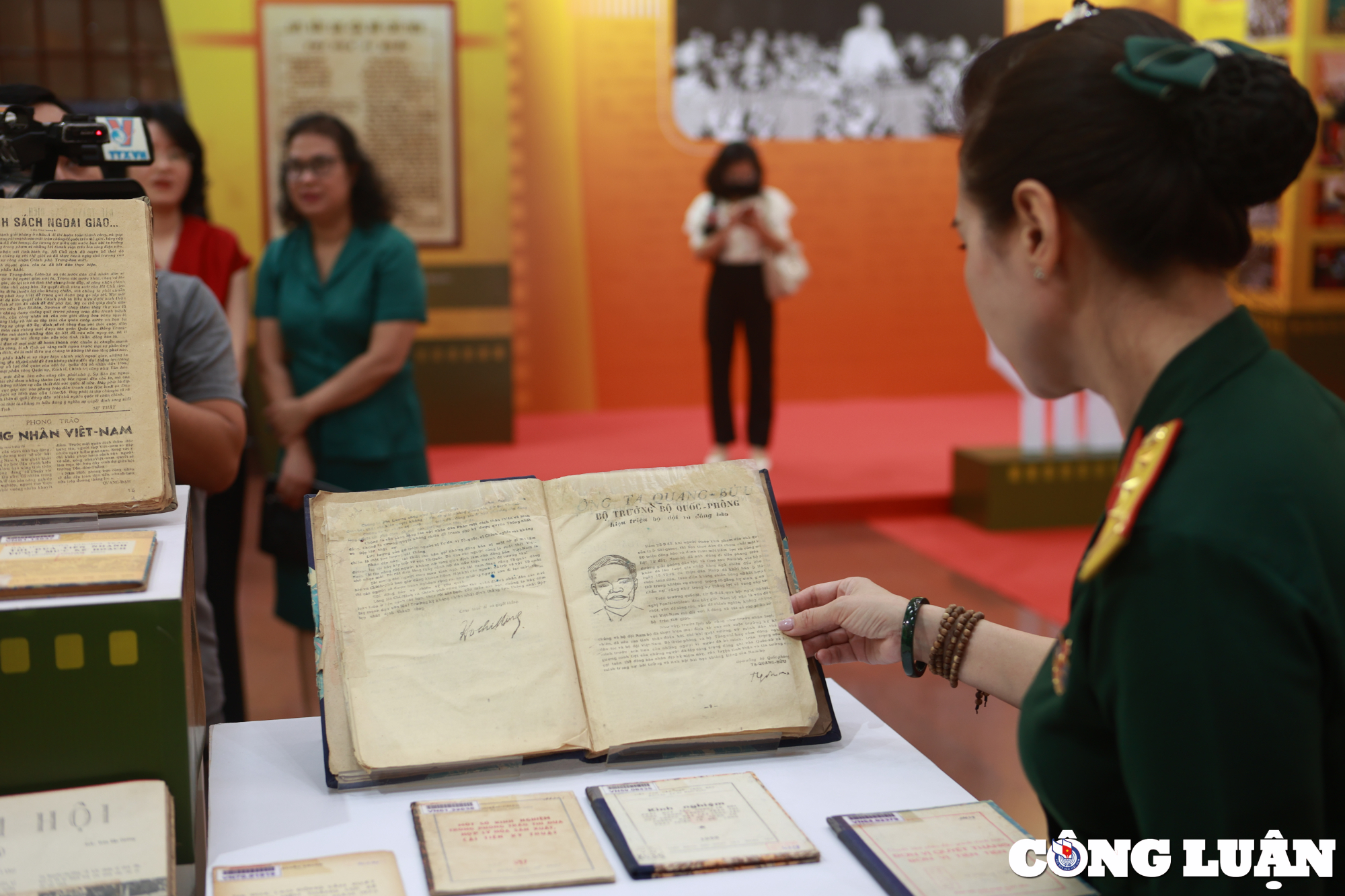 Khách mời tham quan không gian trưng bày tư liệu tại Thư viện quốc gia Việt Nam.