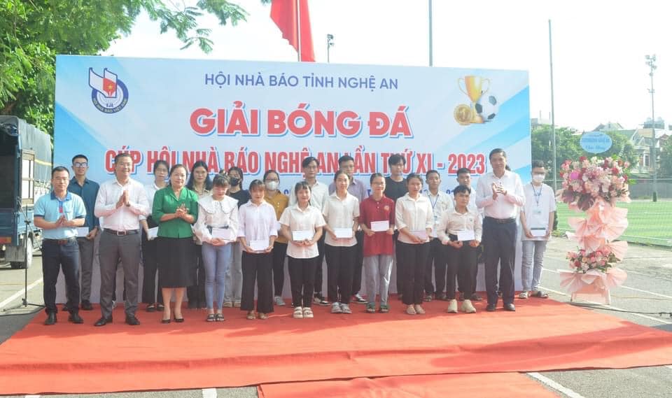 6 doi bong tranh tai o giai bong da cup hoi nha bao nghe an lan thu xi hinh 3