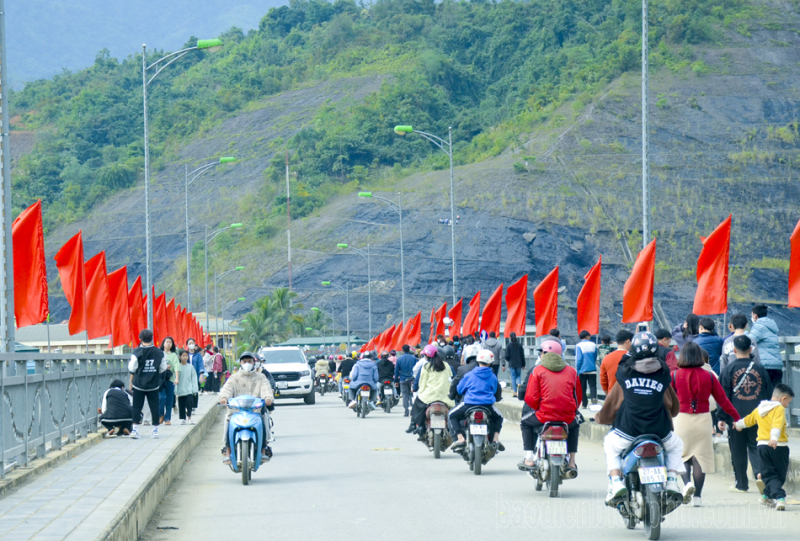 Cờ hoa được trang trí ở nhiều tuyến đường trên địa bàn thị xã Mường Lay tạo điểm nhấn về cảnh quan đô thị Mường Lay