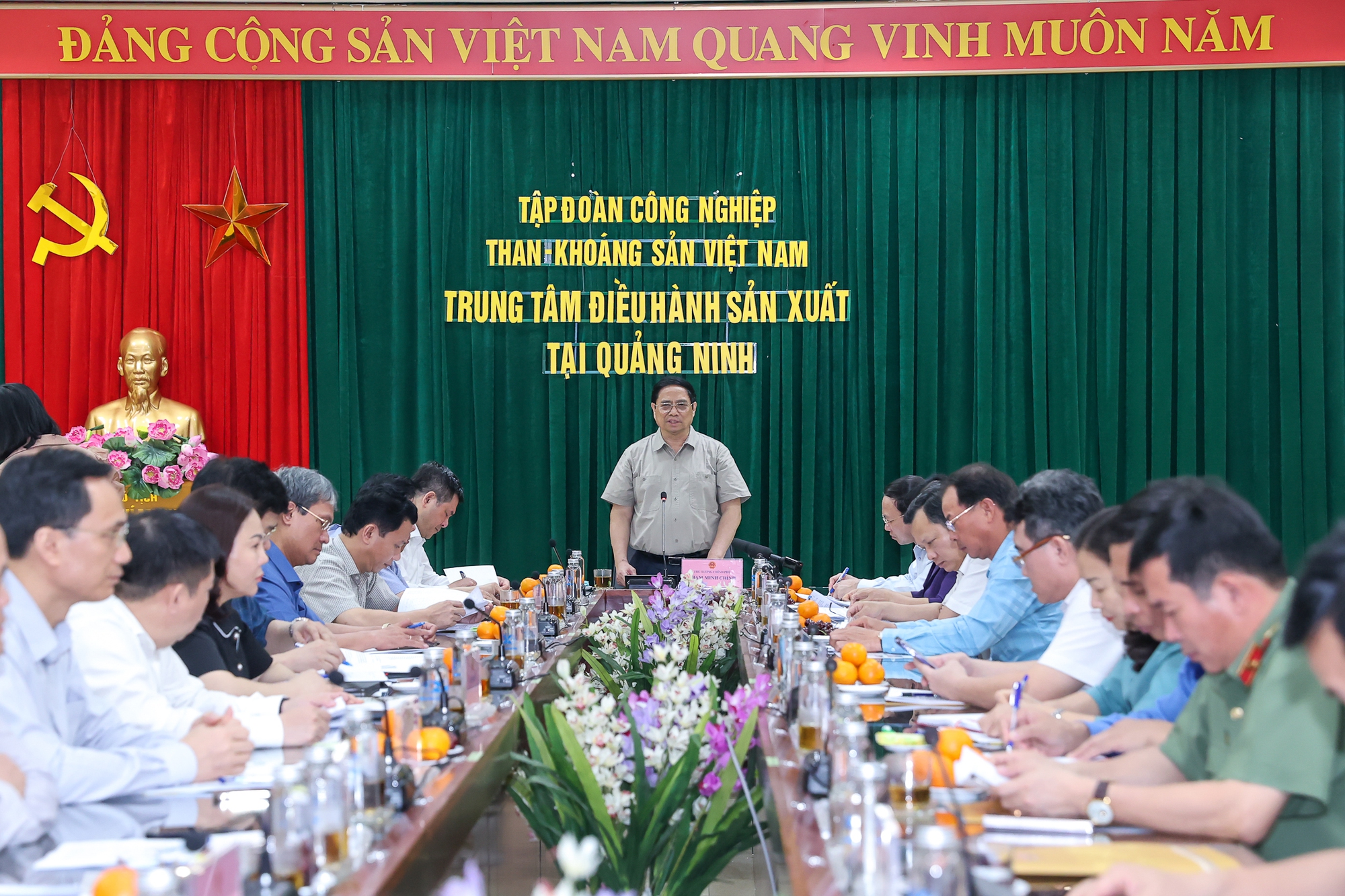 thu tuong pham minh chinh kiem tra tinh hinh san xuat va cung ung dien tai quang ninh hinh 1