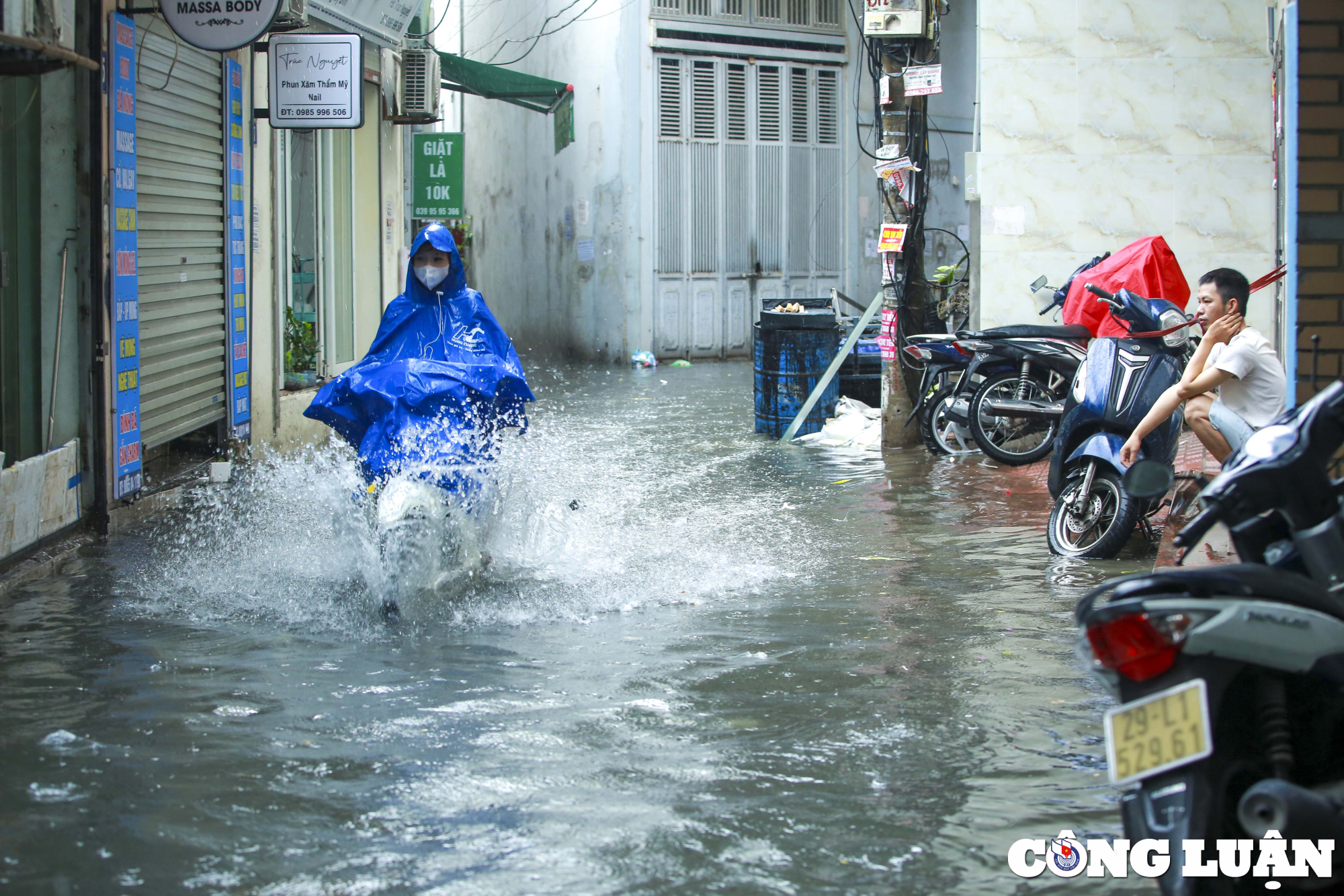 ha noi mua lon giua trua nhieu tuyen pho ngap sau hinh 10