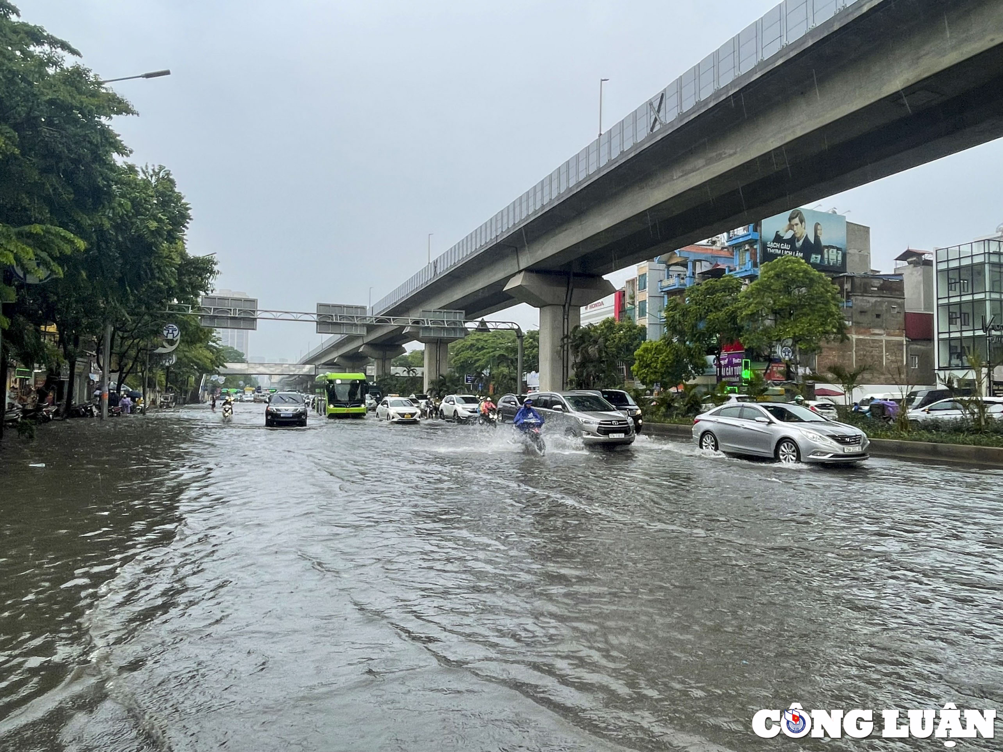 ha noi mua lon giua trua nhieu tuyen pho ngap sau hinh 1