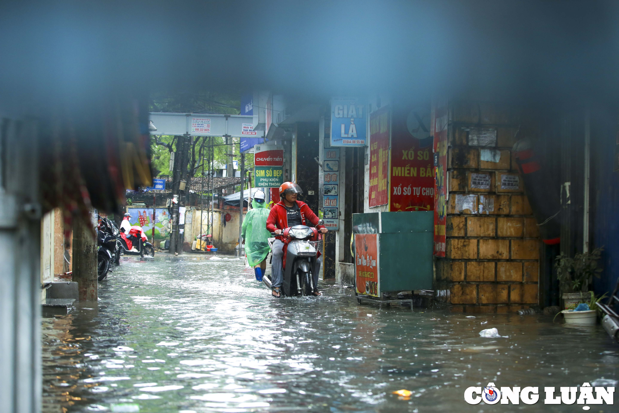 ha noi mua lon giua trua nhieu tuyen pho ngap sau hinh 9