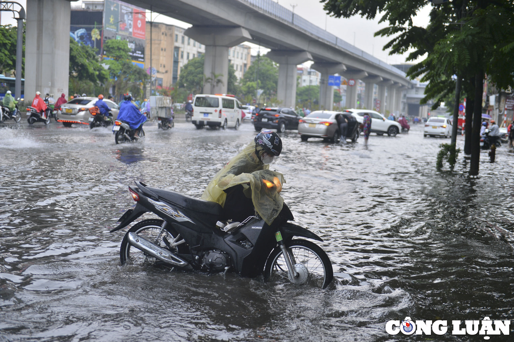 ha noi mua lon giua trua nhieu tuyen pho ngap sau hinh 3