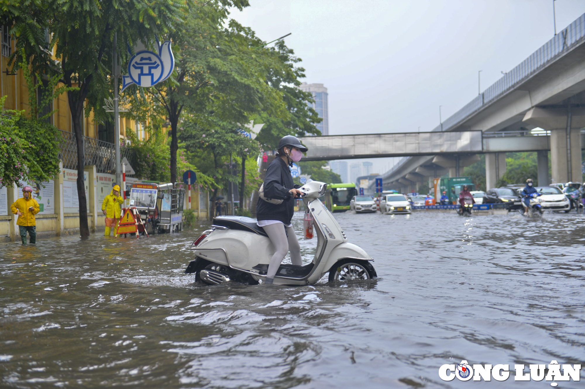 ha noi mua lon giua trua nhieu tuyen pho ngap sau hinh 2