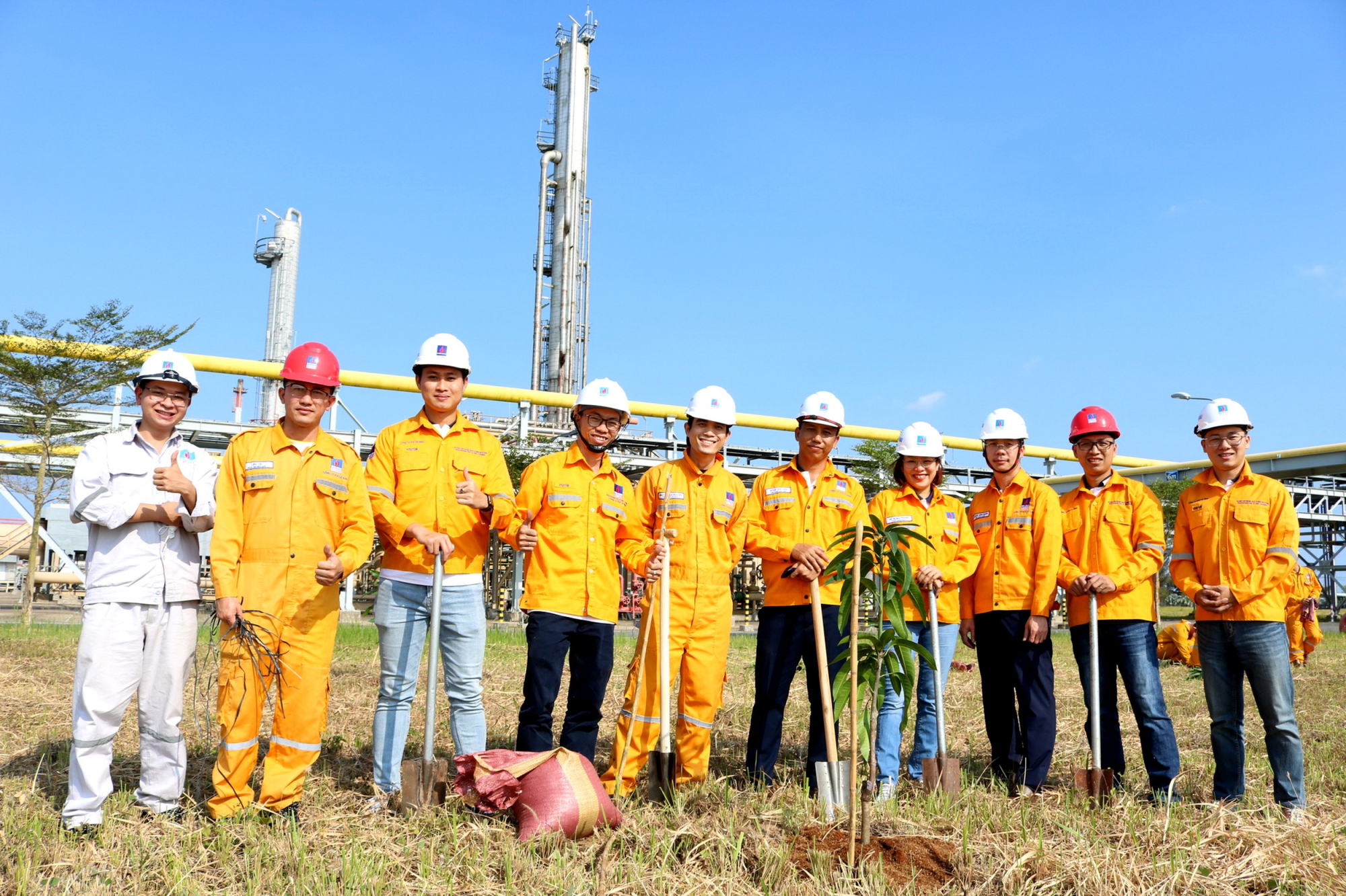 pv gas dong hanh cung cong dong vi cuoc song binh yen hinh 1