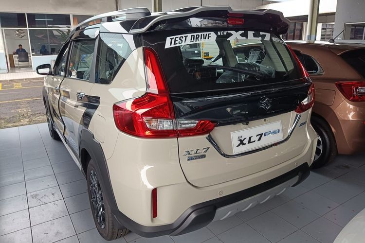 suzuki xl7 hybrid 2023 da co mat tai dai ly truoc ngay ra mat hinh 3