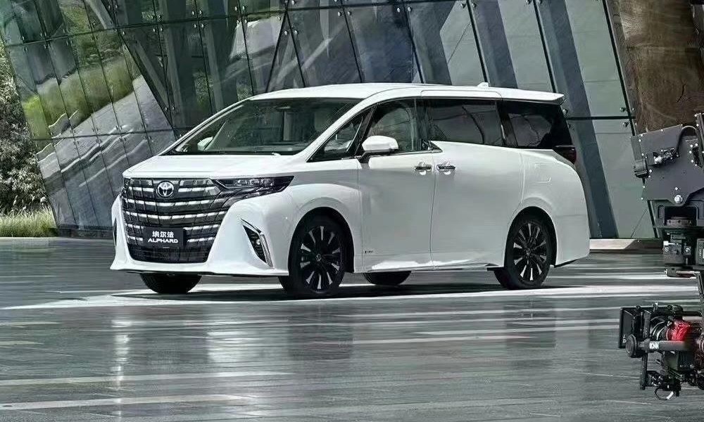 chuyen co mat dat toyota alphard 2024 lo dien truoc ngay ra mat hinh 1