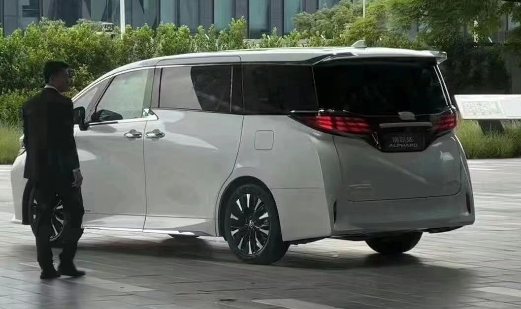 chuyen co mat dat toyota alphard 2024 lo dien truoc ngay ra mat hinh 2