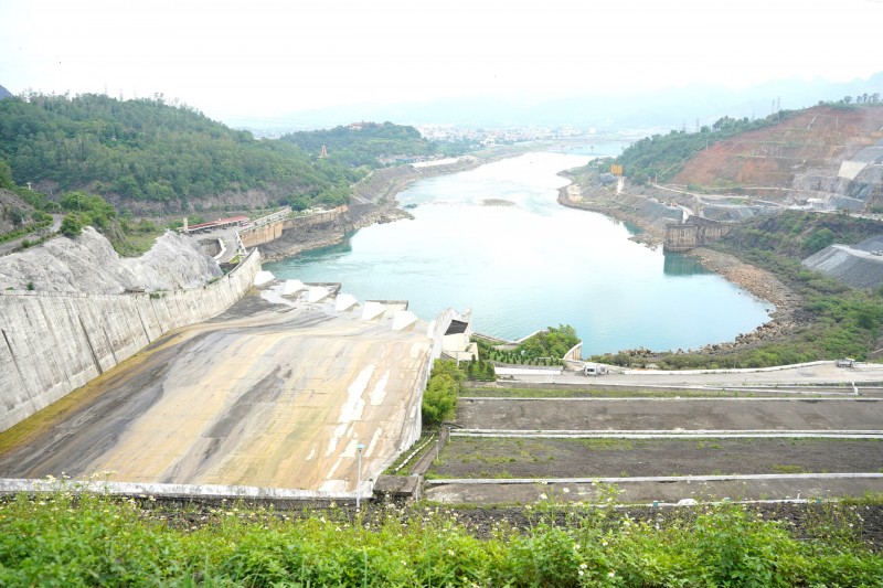 dam bao du dien ganh nang de len vai thuy dien hoa binh hinh 1