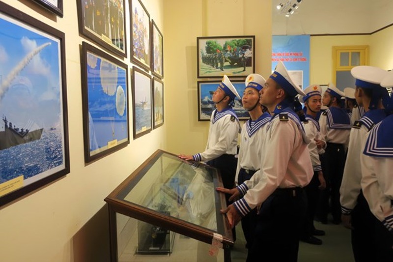 Các chiến sỹ Hải quân Việt Nam tham quan triển lãm Ảnh: Cổng TTĐT TP Hải Phòng