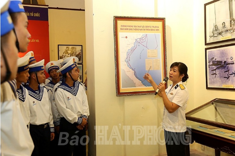 Thuyết minh viên Bảo tàng Hải quân giới thiệu các hiện vật trưng bày. Ảnh: Báo Hải Phòng