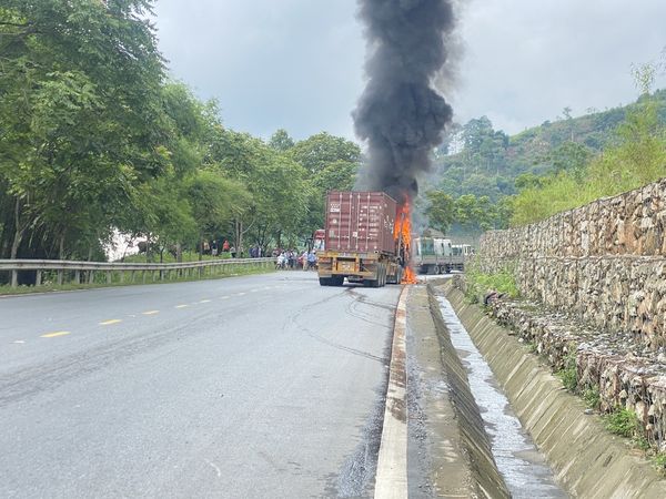 lao cai xe container bat ngo boc chay du doi tren duong len sa pa hinh 1