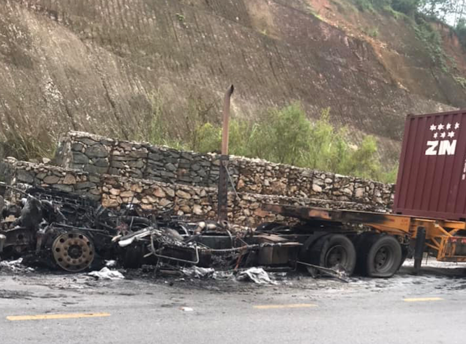 lao cai xe container bat ngo boc chay du doi tren duong len sa pa hinh 2