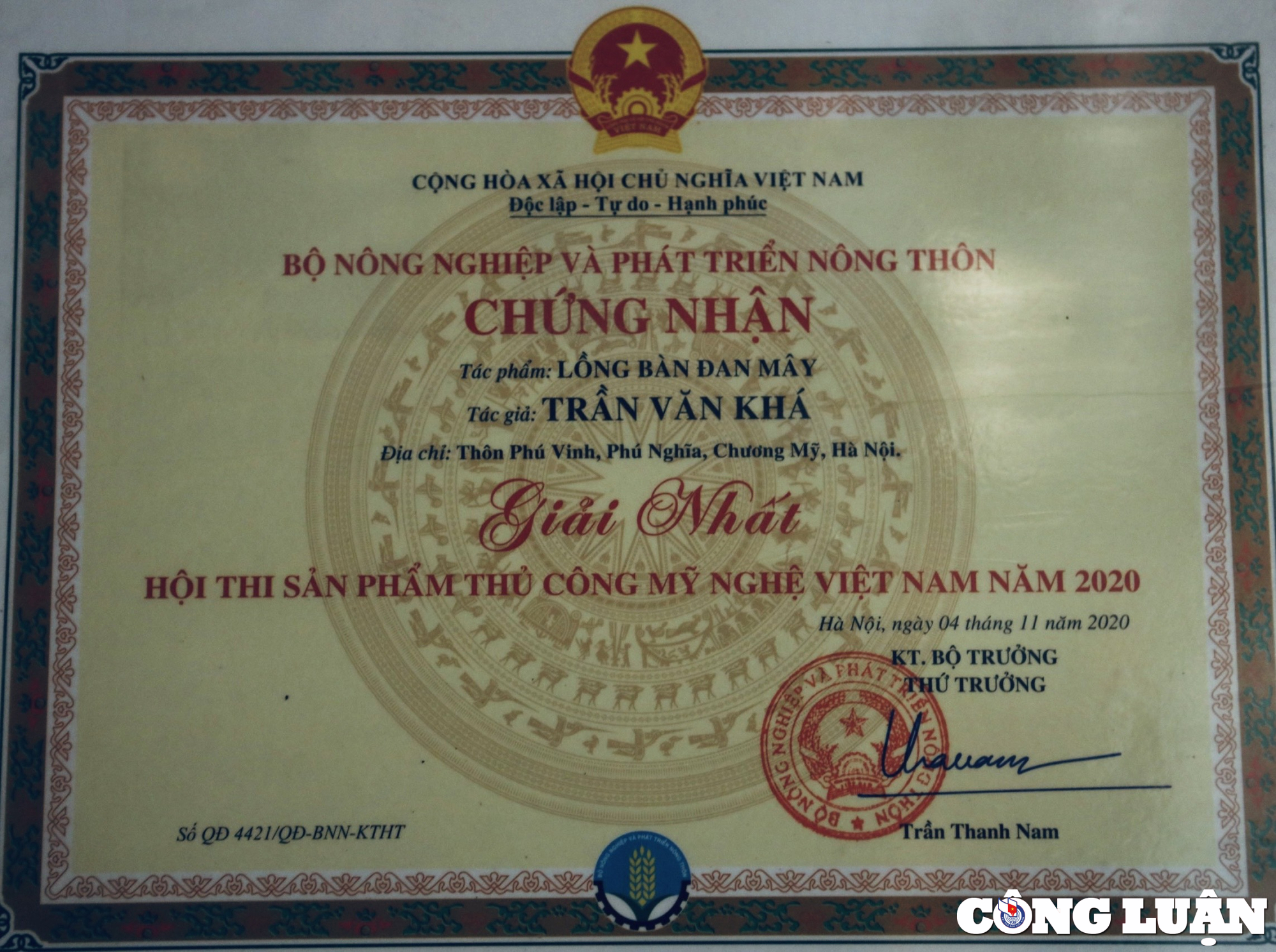 Giấy chứng nhận sản phẩm Lồng bàn đan Mây đoạt giải Nhất Hội thi sản phẩm thủ công mỹ nghệ Việt Nam năm 2020 của vợ chông ông bà Khá Tiến.