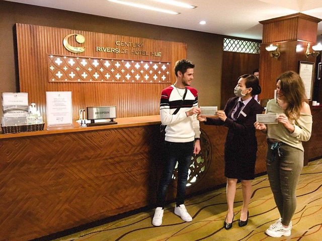 Các khách sạn ở Huế phát khẩu trang miễn phí cho du khách để phòng chống dịch Covid-19.