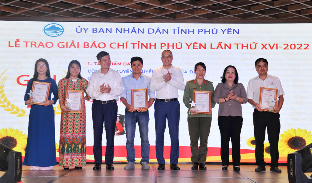 khen thuong 27 tac pham tai le trao giai thuong bao chi tinh phu yen 2022 hinh 1