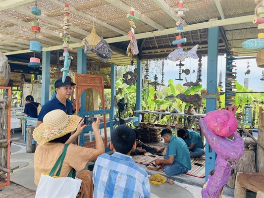 Các đại biểu quốc tế tham quan một số làng nghề truyền thống, cơ sở thủ công mỹ nghệ tại Hội An.