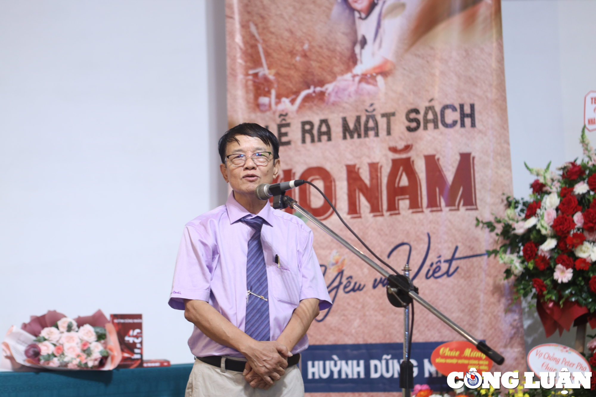 Nhà báo Huỳnh Dũng Nhân chia sẻ tại buổi ra mắt sách "40 năm Đi, Yêu và Viết" tại Bảo tàng Phụ nữ Việt Nam.