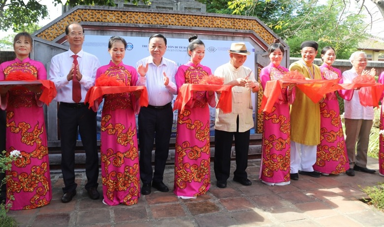 Các đại biểu cắt băng khai mạc triển lãm "Thần kinh nhị thập cảnh - thơ vua Thiệu Trị qua thư pháp Truyền thừa của Đài Loan”. Ảnh: VOV