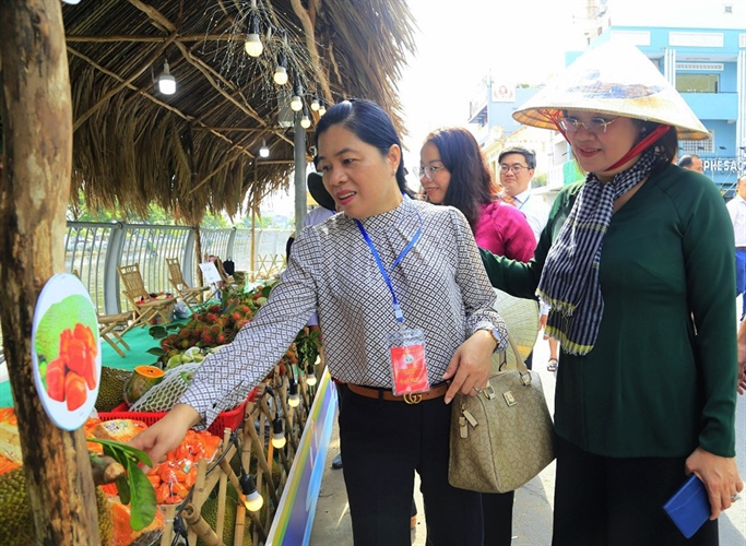 tung bung khai mac tuan le trai cay tren ben duoi thuyen lan thu 2 hinh 3