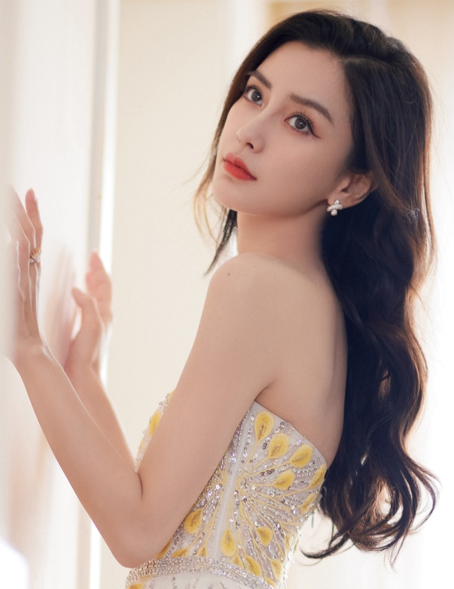 choang voi muc thu lao quang cao cua angelababy hinh 2