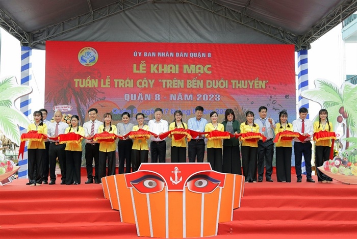 tung bung khai mac tuan le trai cay tren ben duoi thuyen lan thu 2 hinh 1