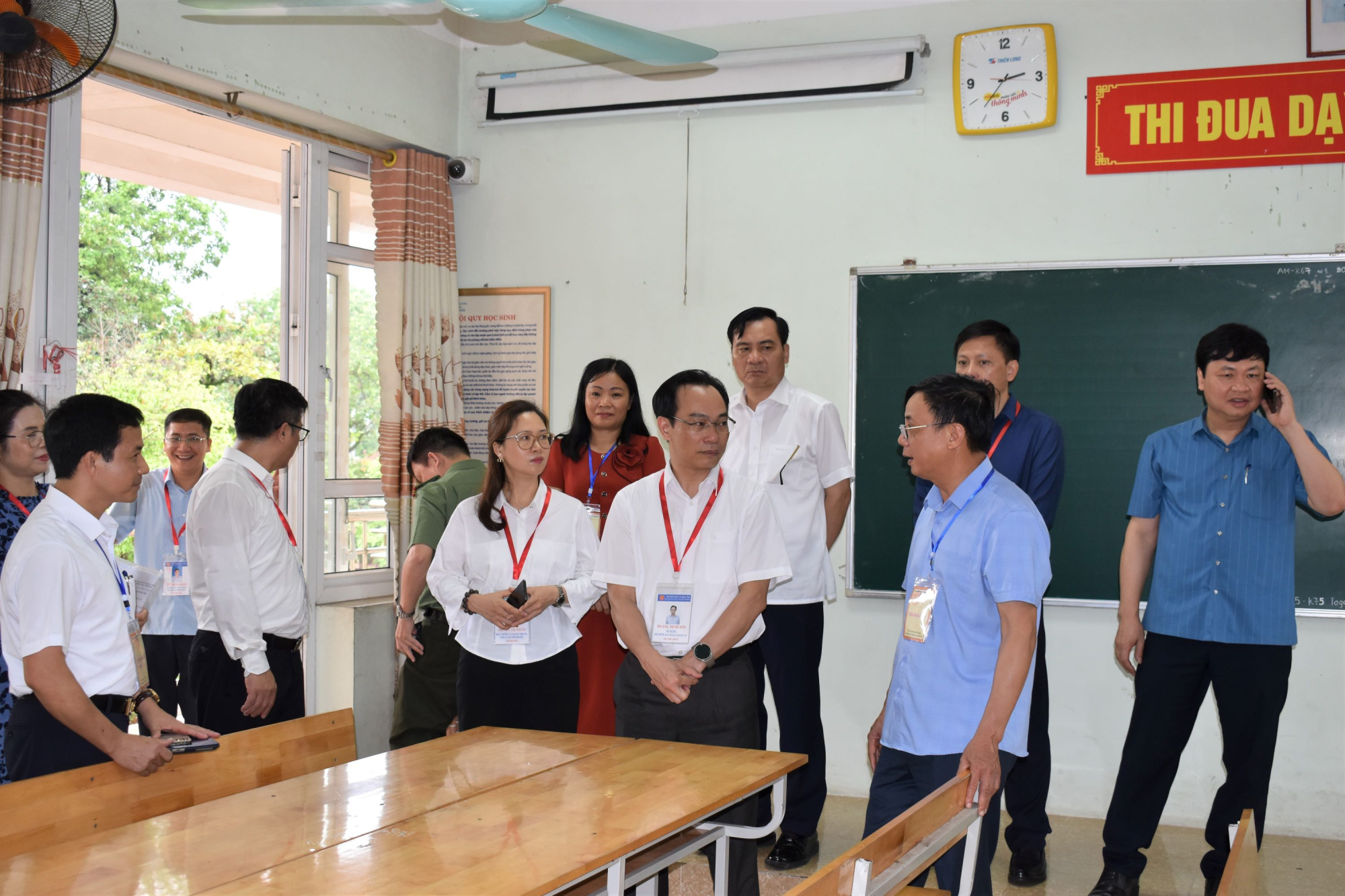 Thứ trưởng Hoàng Minh Sơn đi kiểm tra công tác thi tốt nghiệp THPT 2023 (ảnh nguồn Bộ Giáo dục và Đào tạo).