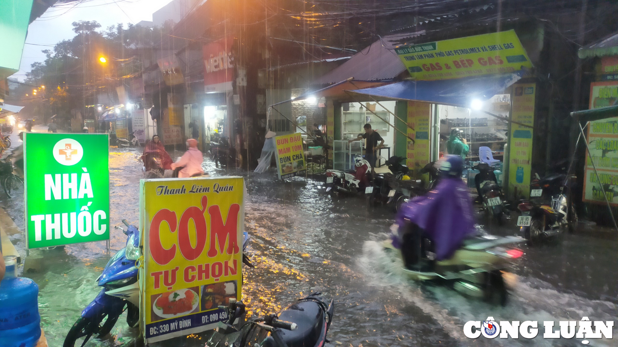 ha noi mua lon chieu toi duong pho ngap nuoc un tac giao thong hinh 1