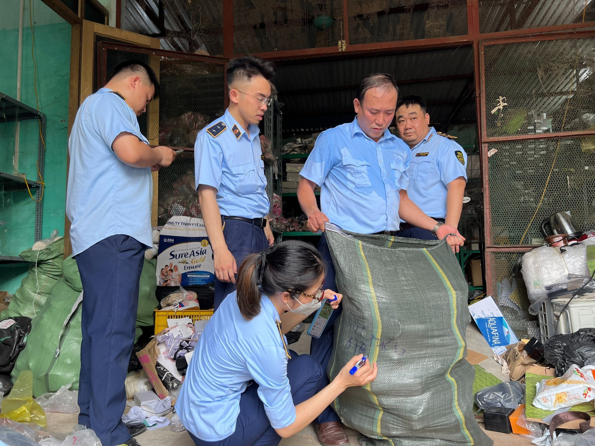 bao nha bao va cong luan da tich cuc thong tin ve cac vu viec kiem tra bat giu hang gia hang nhai hinh 2