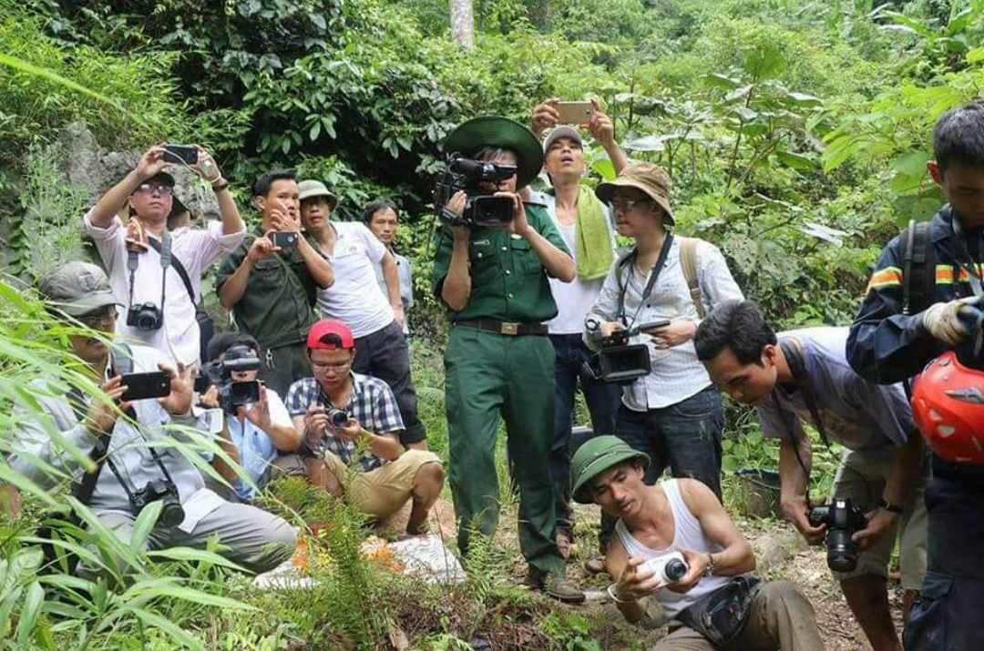 phong vien thuong tru chuyen tren duong tac nghiep hinh 5