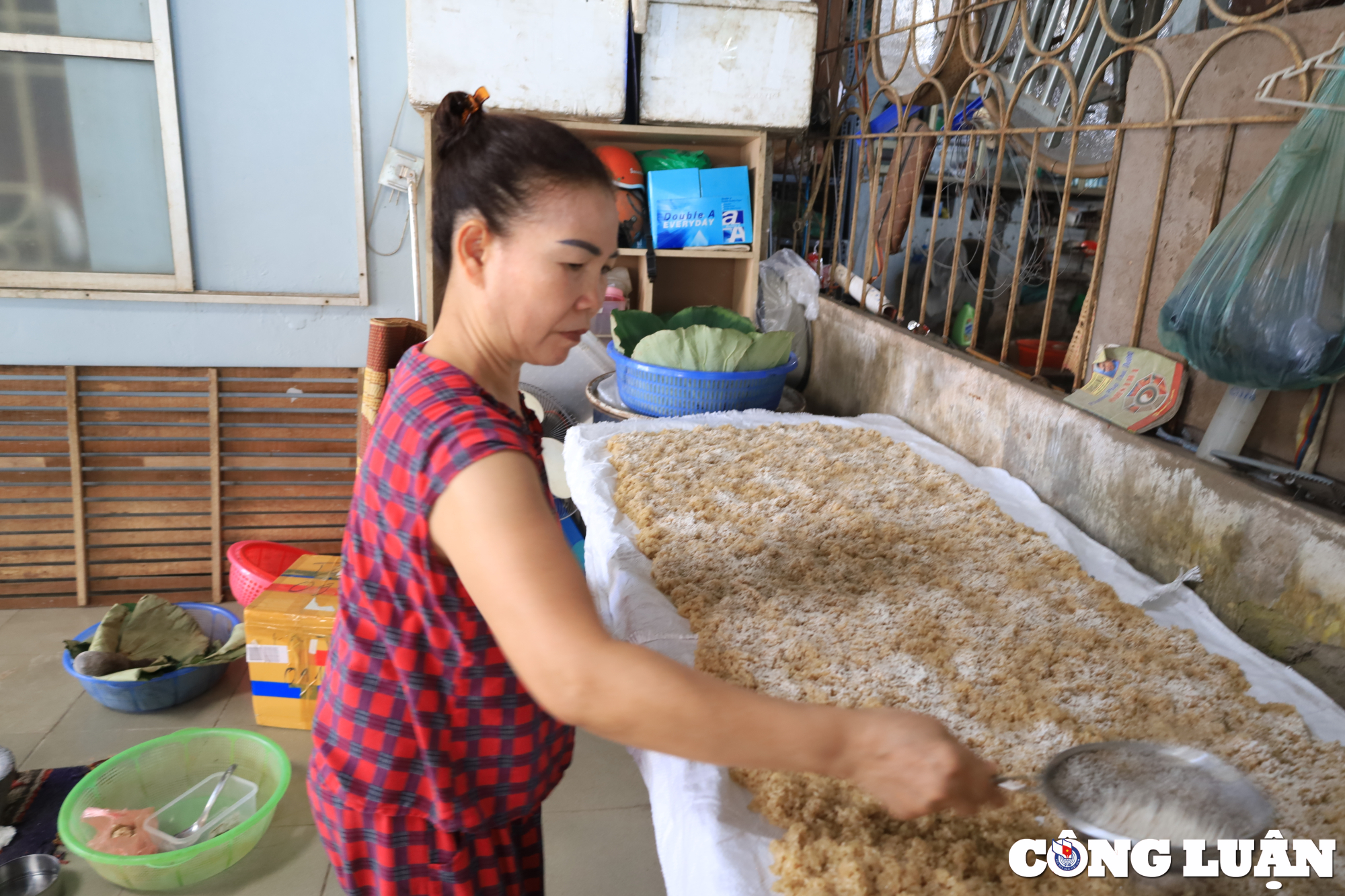 Bà Nguyễn Thị Thương Huyền trong quá trình làm sản phẩm rượu nếp.