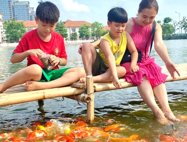 nguoi dan tai ha noi do xo nhau toi xem 8 tan ca koi duoc tha xuong ho tay hinh 2