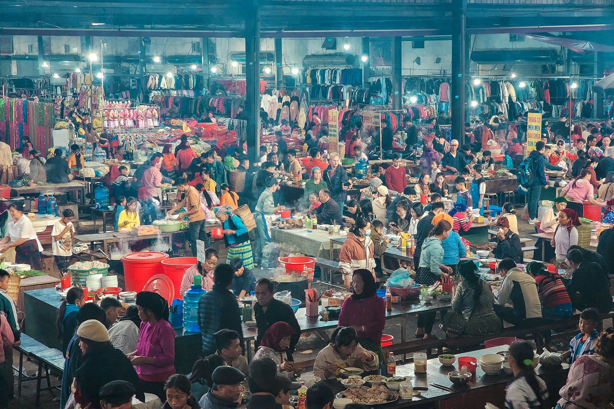 Chợ phiên Mèo Vạc, Hà Giang tấp nập người dân và du khách. Ảnh: Võ Minh Thiên