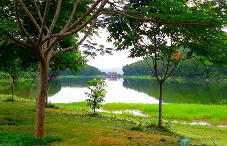 Phong cảnh hữu tình và yên bình tại Hồ Đồng Chương.