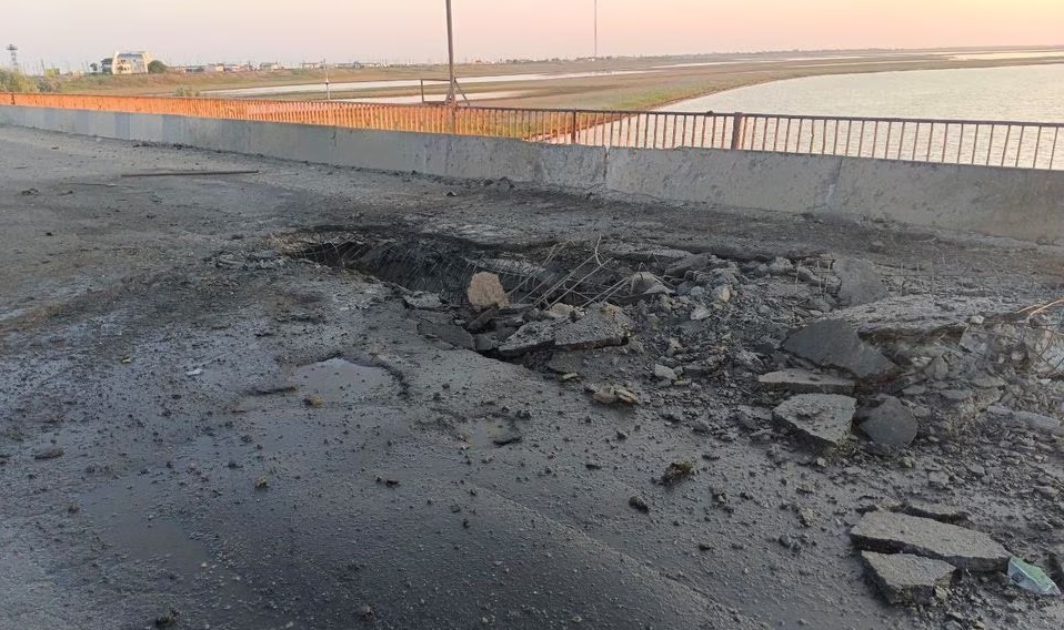 Cây cầu nối bán đảo Crimea và đất liền Ukraine bị hư hại sau vụ tấn công. Ảnh: Vladimir Saldo