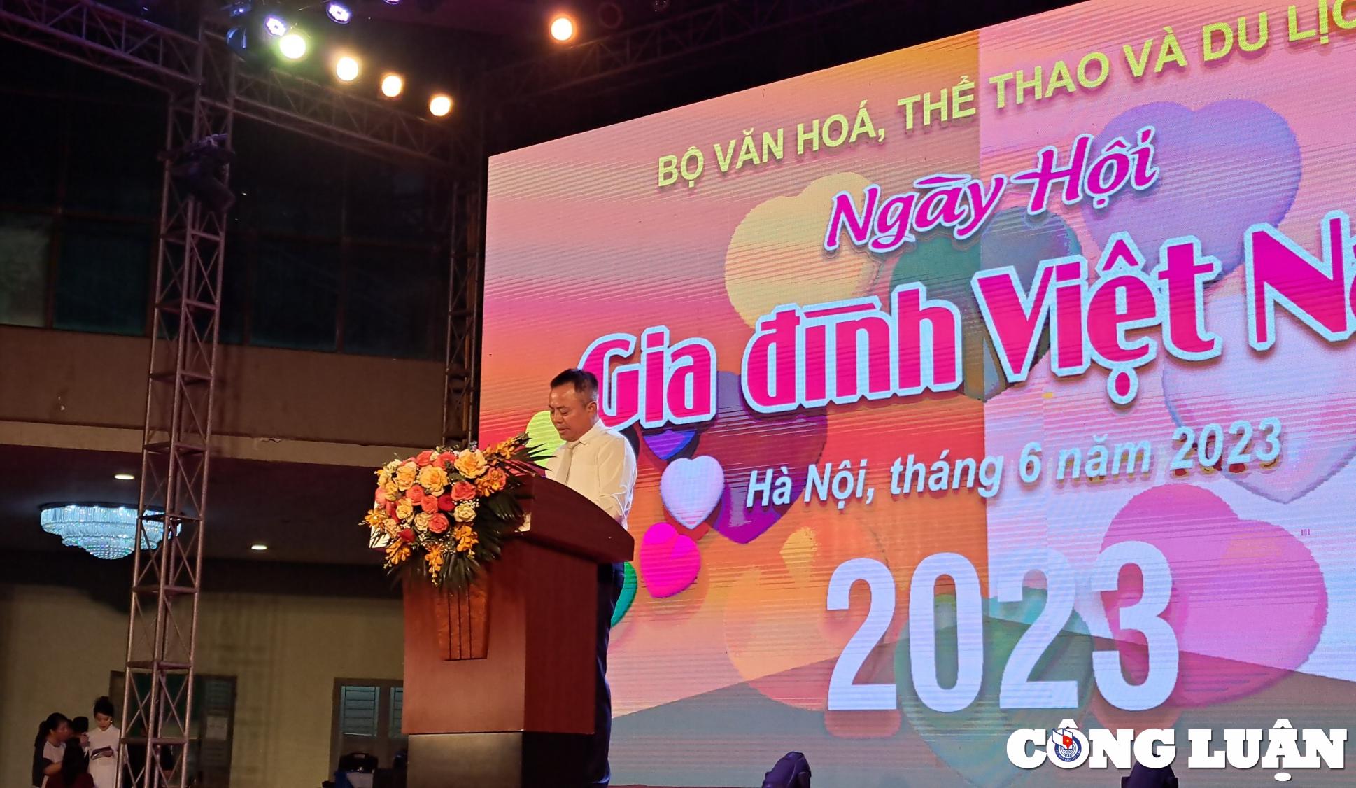 Ông Nguyễn Đăng Chương – Nhà viết kịch, Giám đốc Trung tâm Triển lãm văn hóa nghệ thuật Việt Nam phát biểu tại lễ khai mạc.