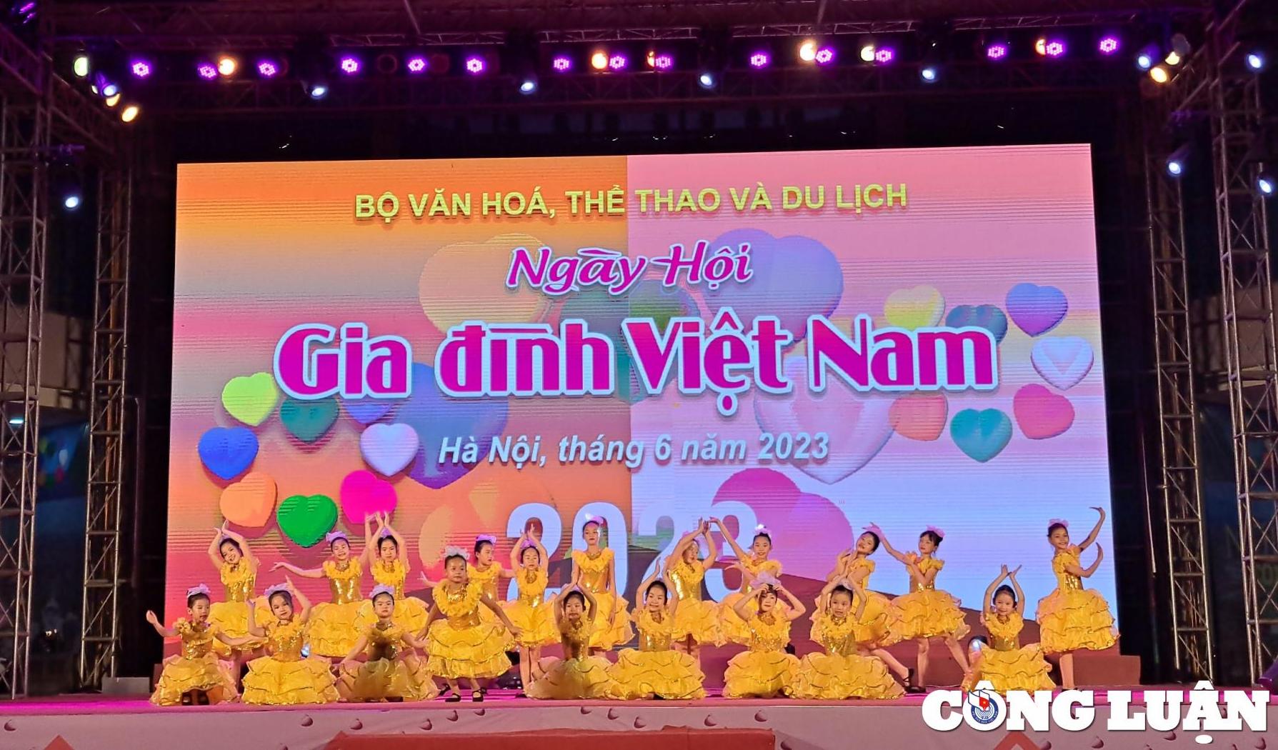 Tiết mục múa của các em nhỏ trong đêm khai mạc "Ngày hội Gia đình Việt Nam" năm 2023.