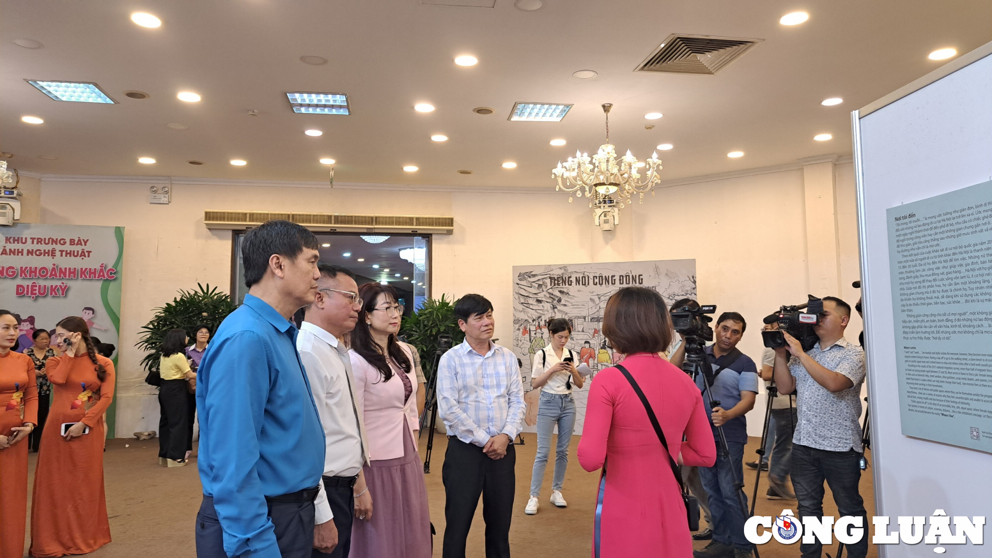 Ngoài ra, người dân còn được tham quan không gian trưng bày triển lãm ảnh với chủ đề về Ngày hội Gia đình Việt Nam năm 2023 tại Trung tâm VHNT Việt Nam.